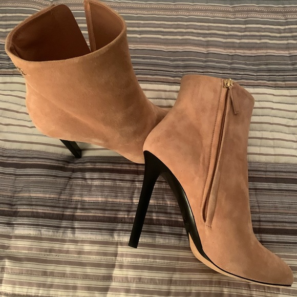 Perfect condition CHANEL booties - Picture 2 of 2